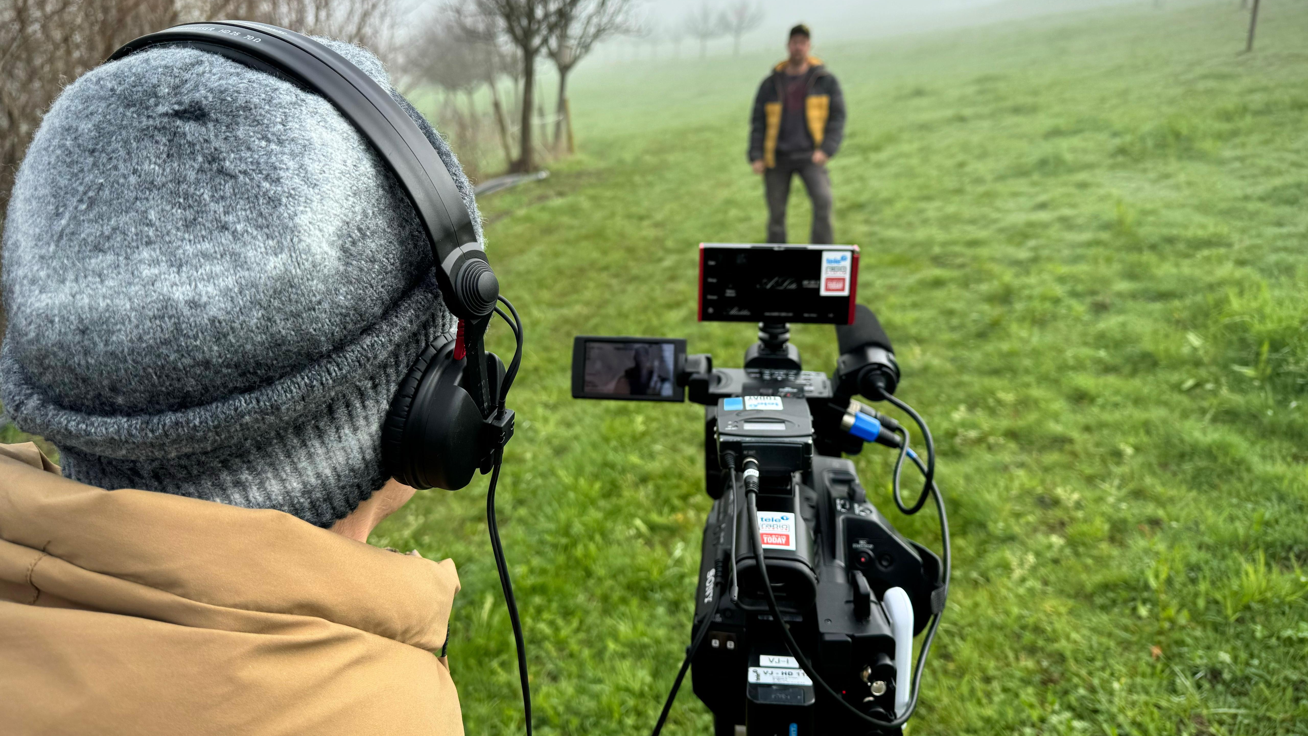 Noah Zimmermann steht hinter der Kamera als VJ.