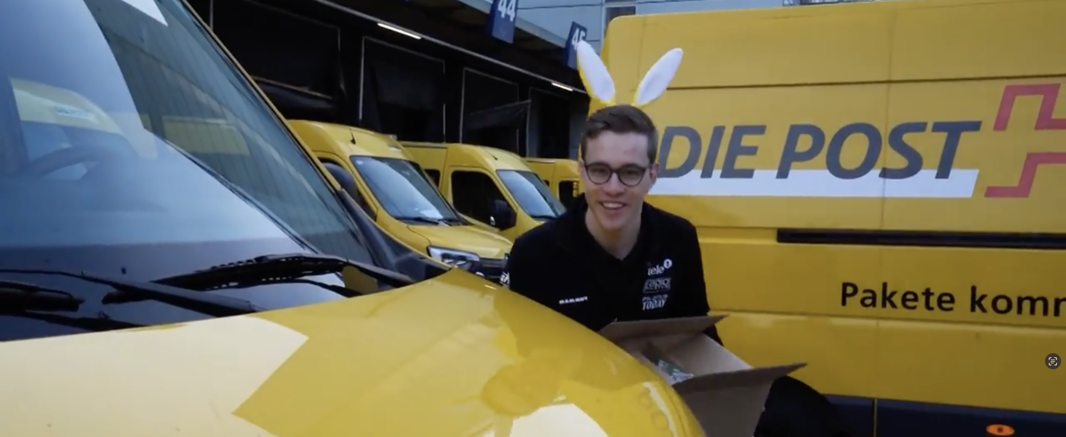 Noah Zimmermann verteilt Schokolade-Osterhasen.