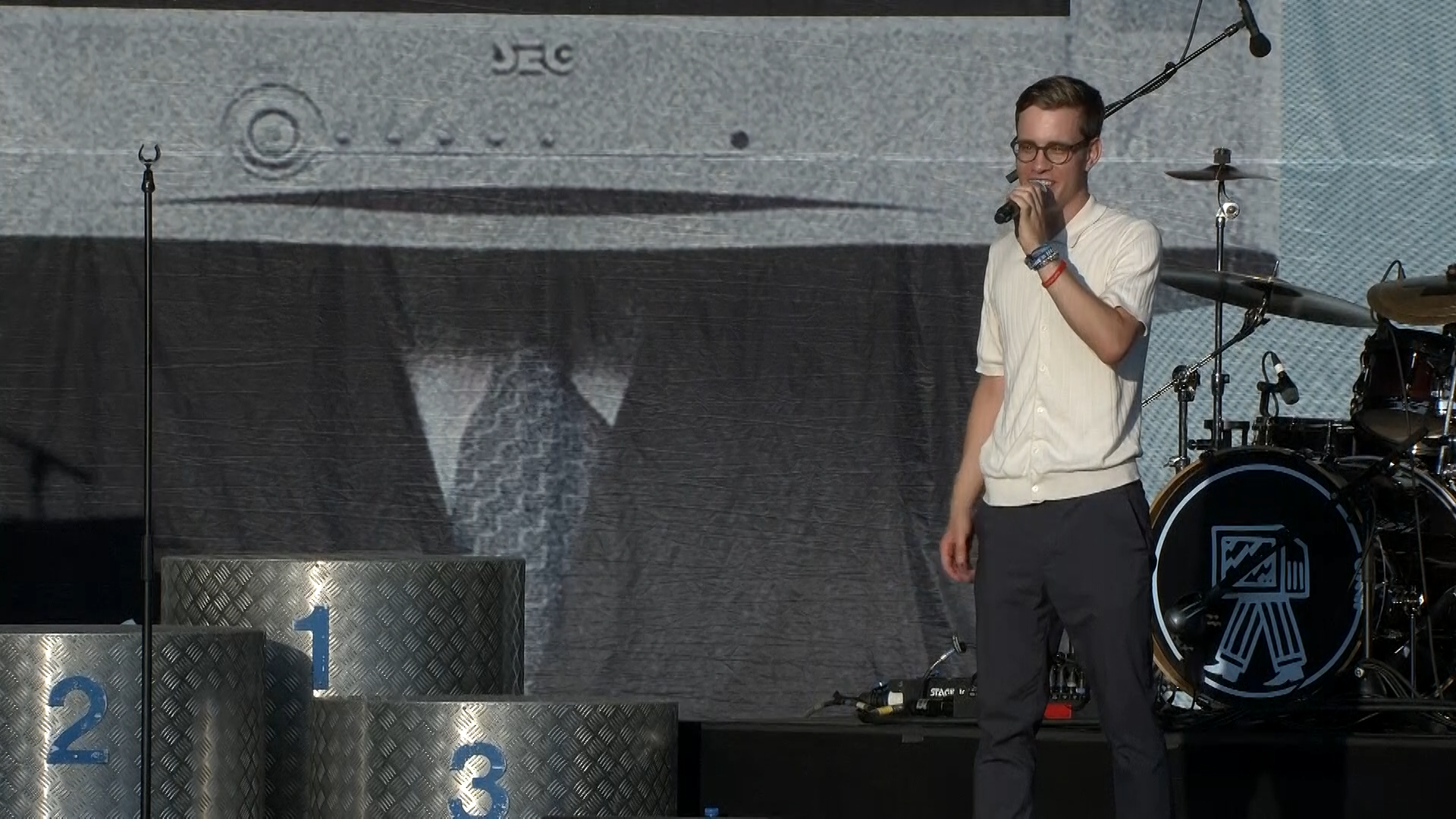 Noah Zimmermann begrüsst das Publikum am Heitere Open Air in Zofingen.