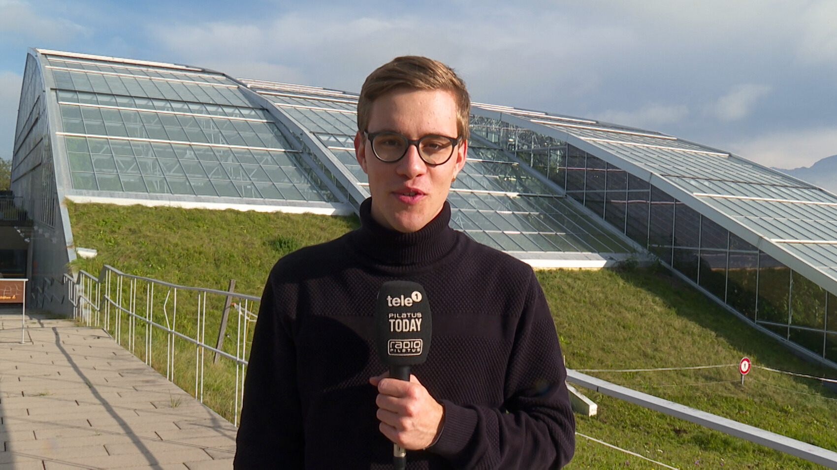 Noah Zimmermann vor der Kamera in einem Tele 1 Nachrichtenbeitrag